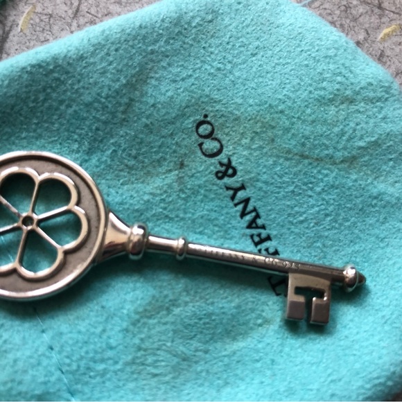 Tiffany Large blossom diamond key pendant - Picture 4 of 4